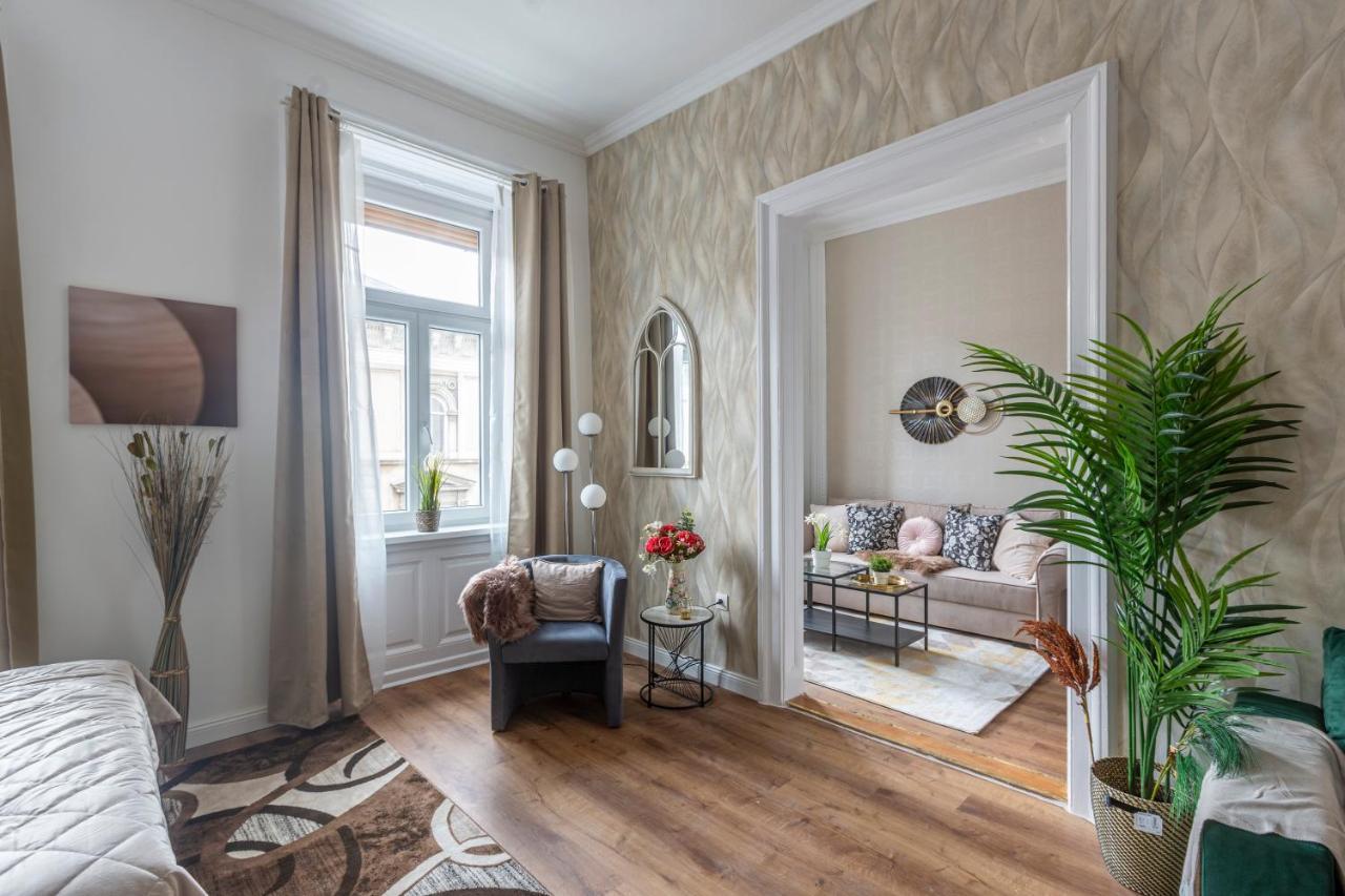 Luxurious Art Deco In The Heart Of Apartment